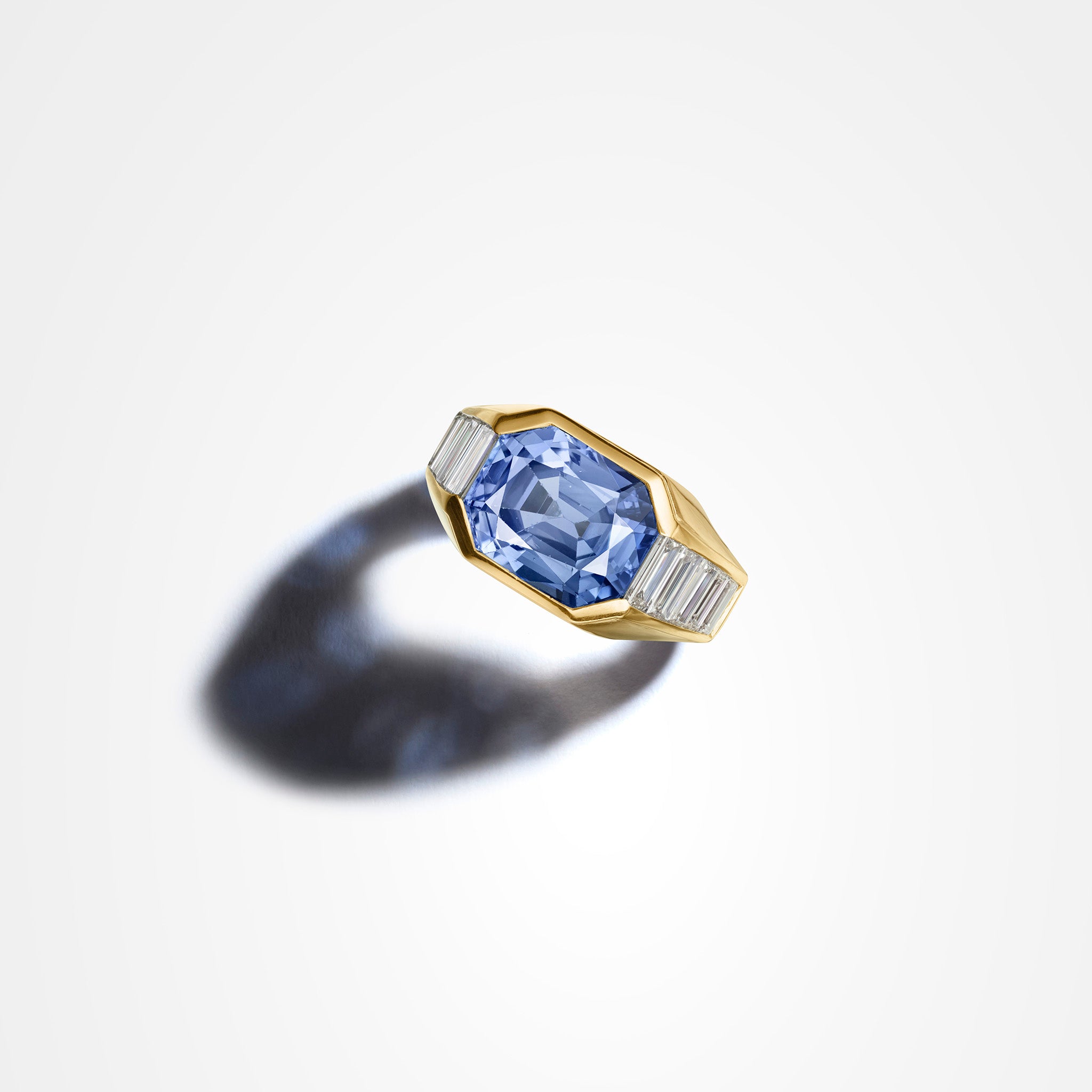 Vintage Bvlgari 18K yellow gold ring with an 8.42 carat Ceylon sapphire and baguette diamonds