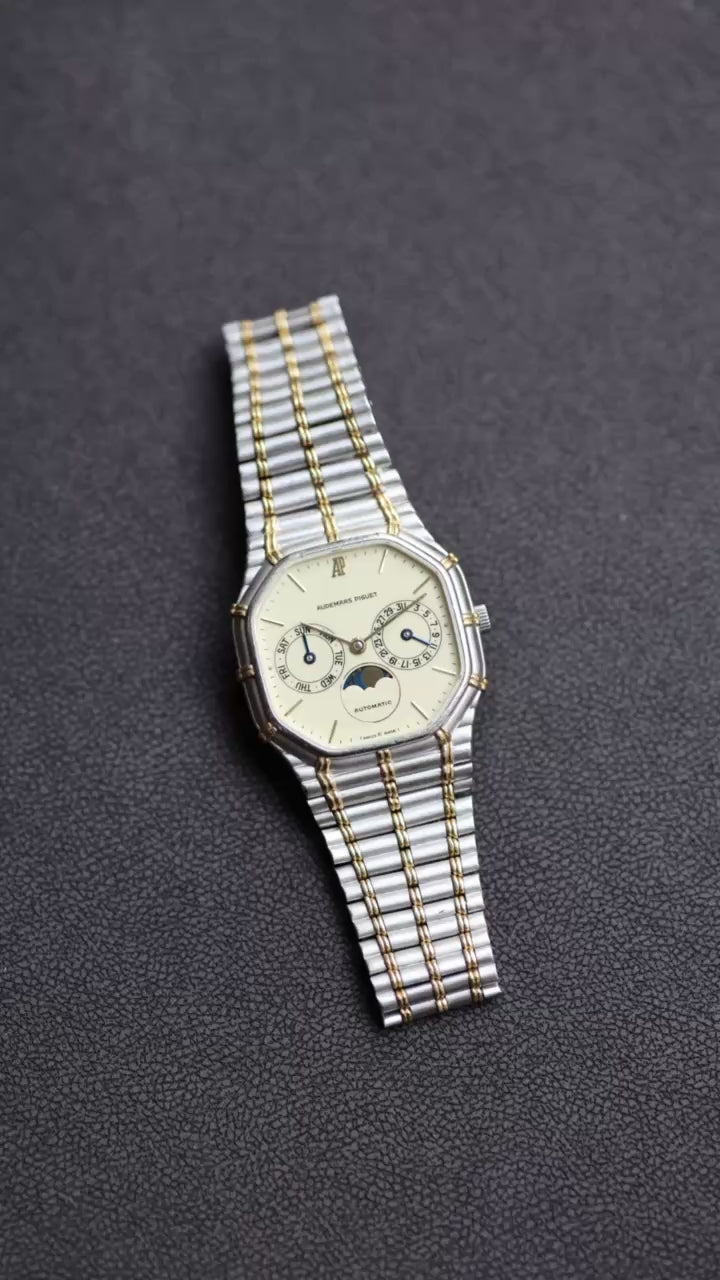 Timelapse video of a watch telling the time
